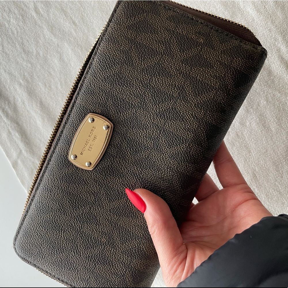 Michael Kors large continental wallet jet set pre-owned. Brown MK.